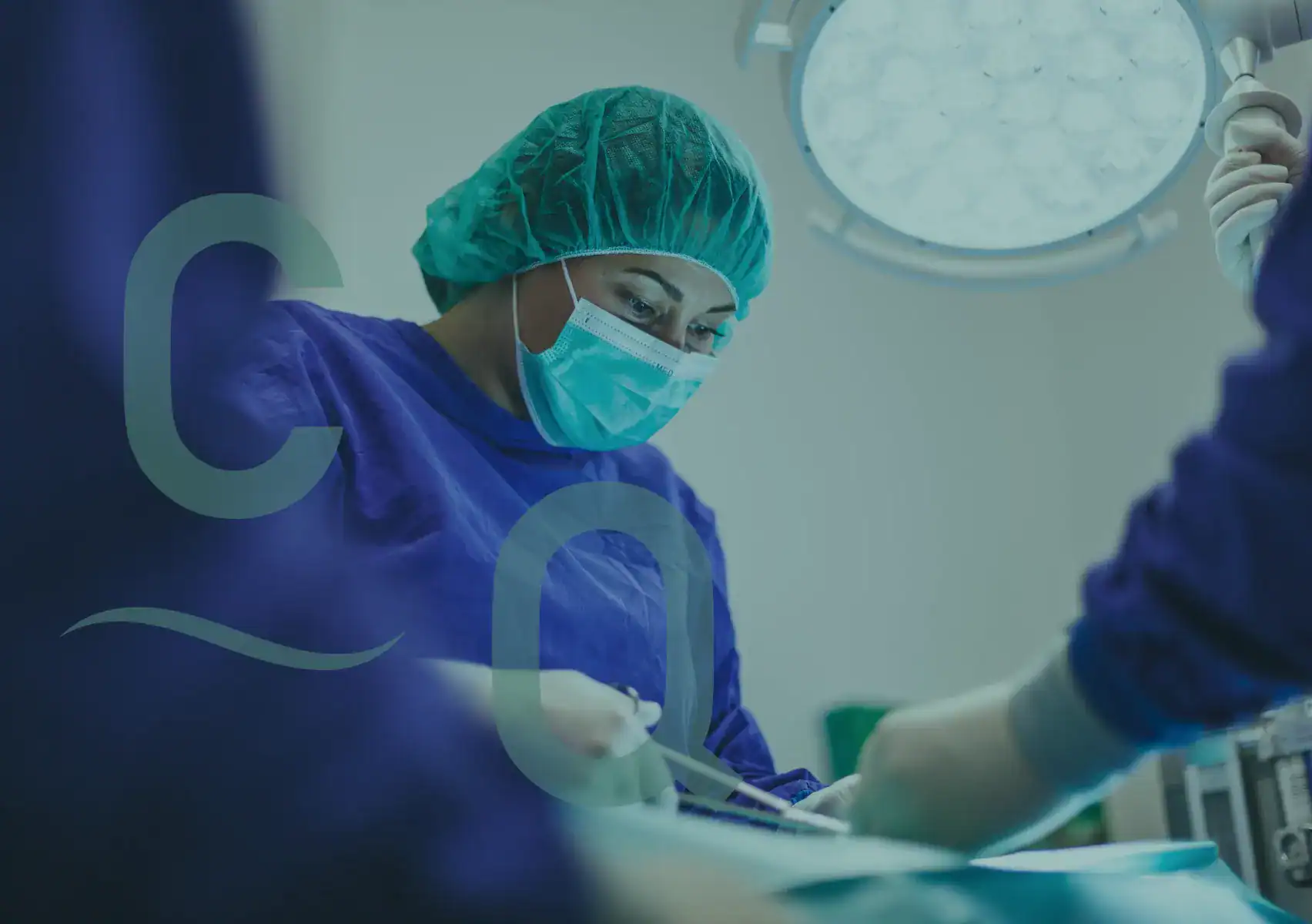 Chirurgo durante intervento di chirurgia generale presso clinica privata a Varese