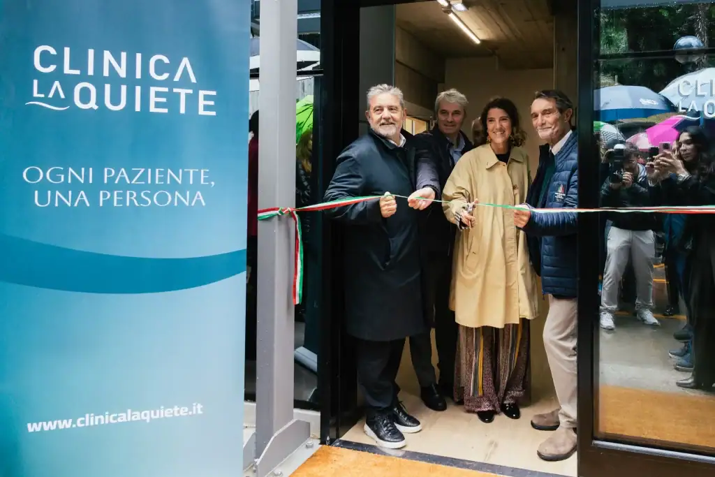 Cerimonia del taglio del nastro alla Clinica La Quiete per l’inaugurazione di un nuovo spazio dedicato ai pazienti.