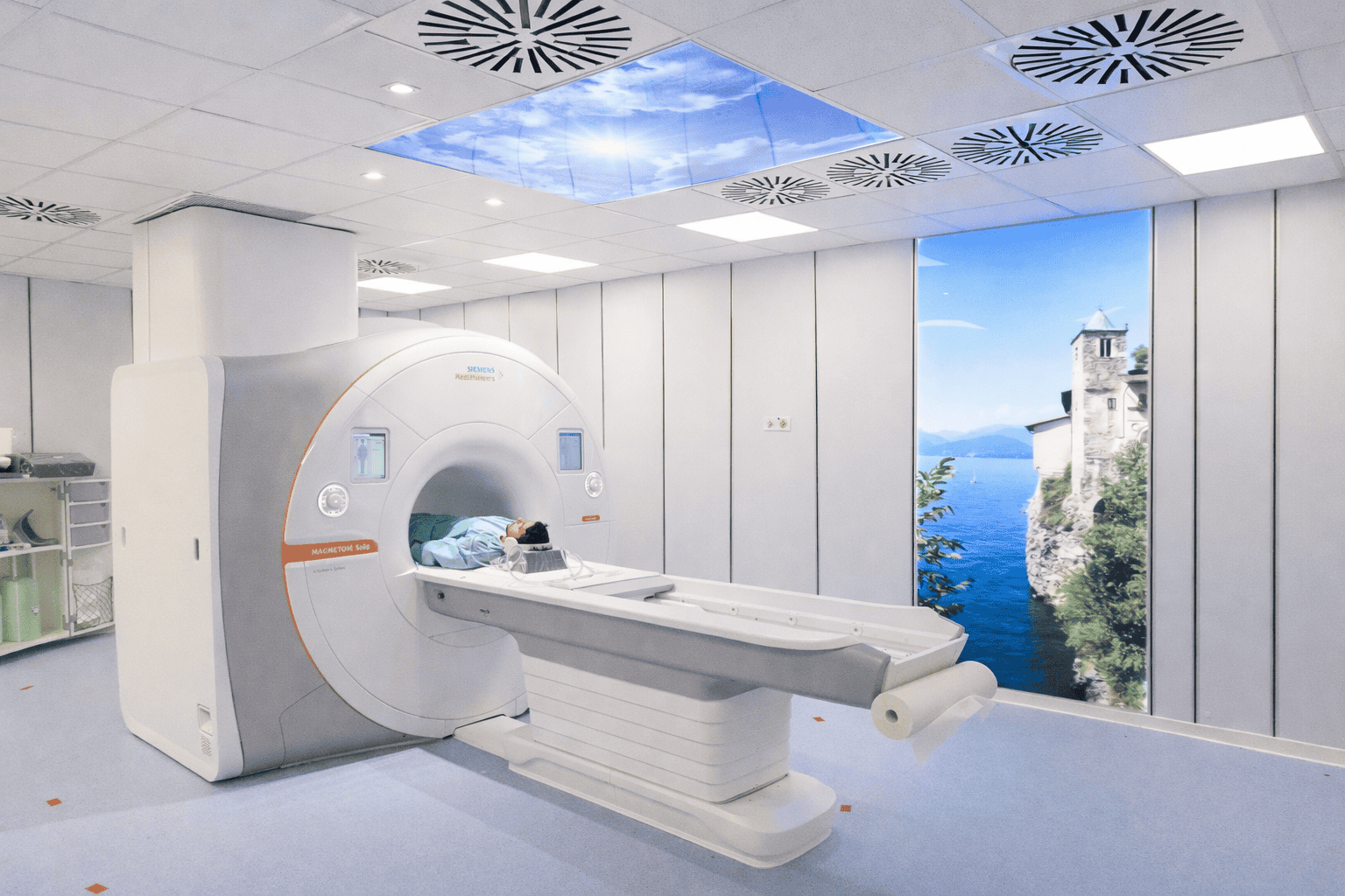 Sala di risonanza magnetica con macchinario MRI Siemens e paziente durante l’esame