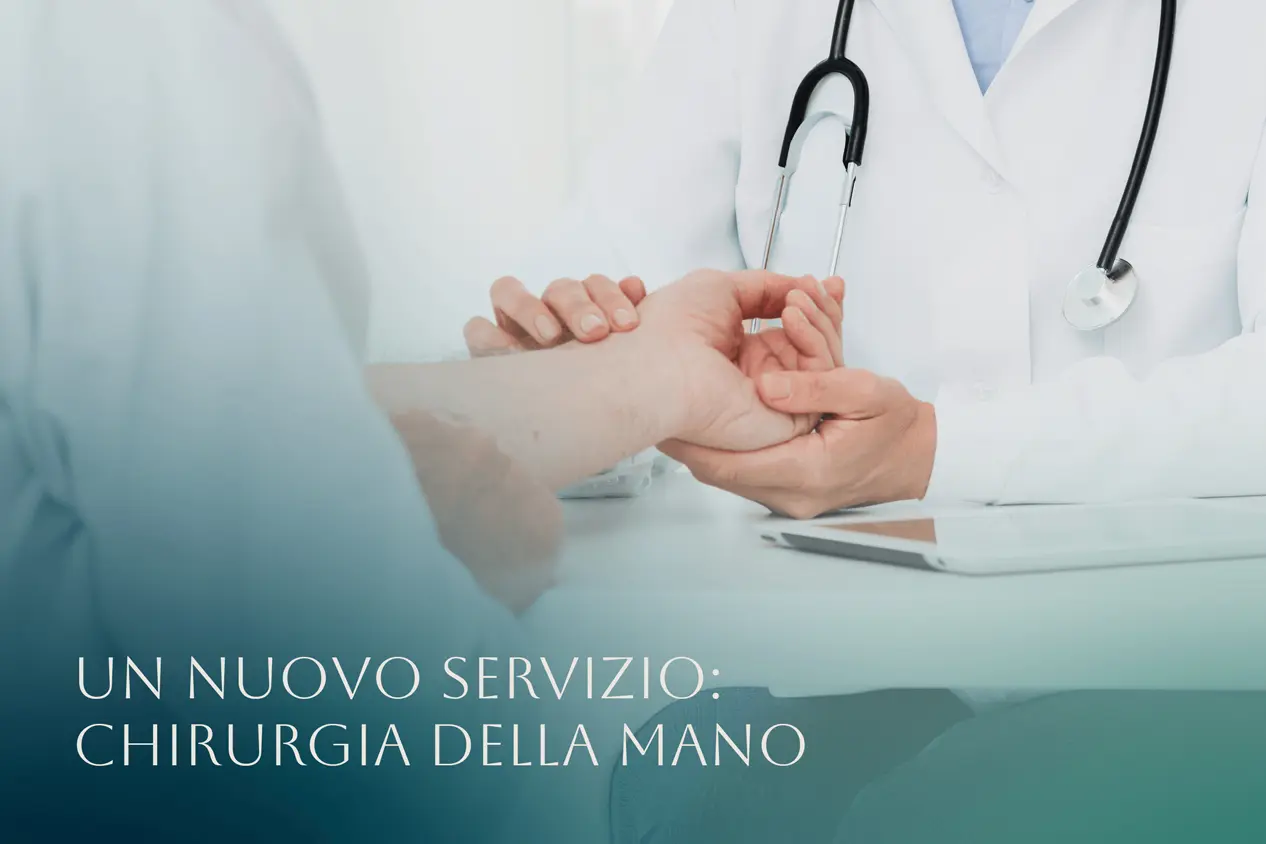 Medico che visita la mano di un paziente durante una consulenza di chirurgia della mano
