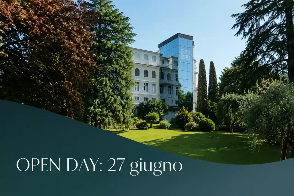 Esterno della Clinica La Quiete di Varese immersa nel verde, con annuncio Open Day del 27 giugno.