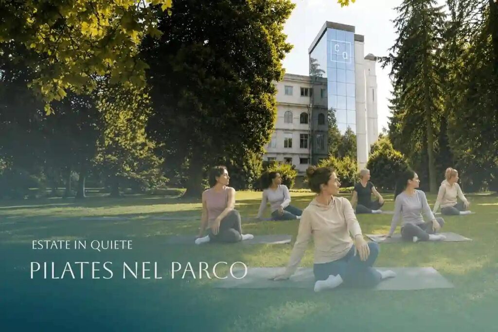 Gruppo di persone che pratica Pilates all'aperto nel parco della Clinica La Quiete