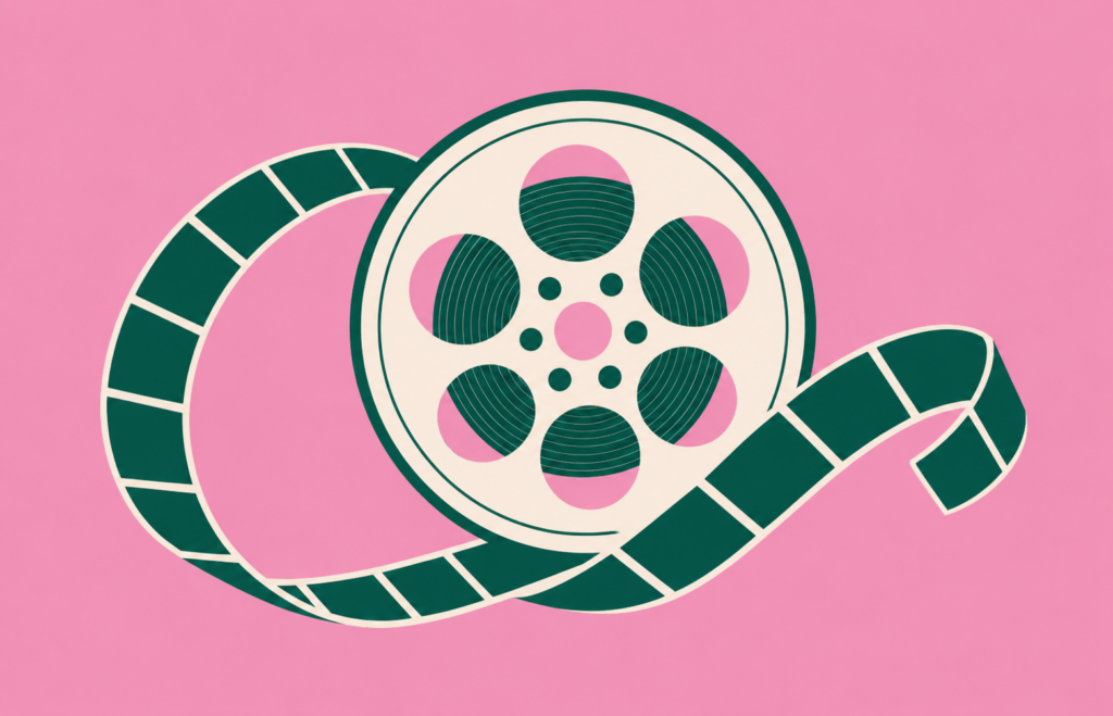 Bobina cinematografica verde con pellicola su sfondo rosa.